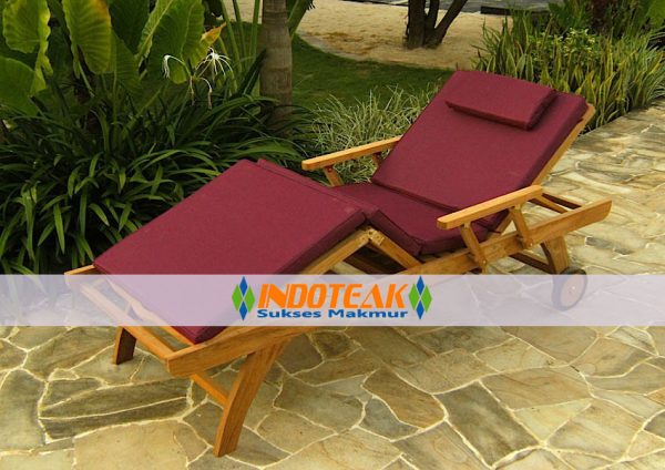 Laguna Lounger With Arm And Cushion In Red Color